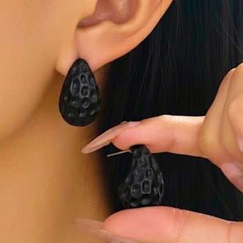 Σκουλαρίκια Σταγόνα Μαύρα με Σφυρήλατο Σχέδιο