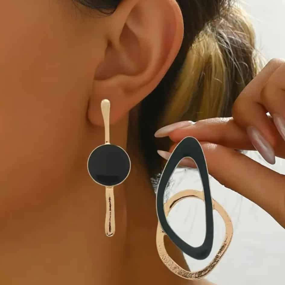 Ατσάλινα Γεωμετρικά Σκουλαρίκια σε Χρυσό Χρώμα με Μαύρες Λεπτομέρειες - Image 2