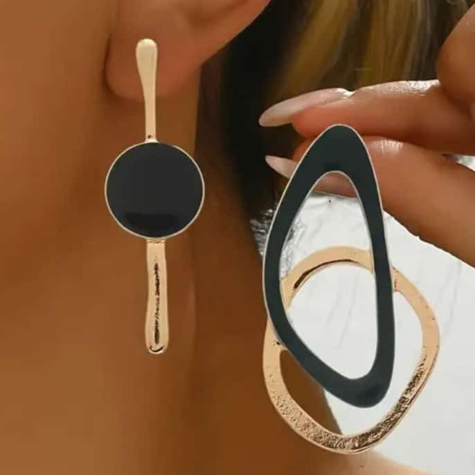Ατσάλινα Γεωμετρικά Σκουλαρίκια σε Χρυσό Χρώμα με Μαύρες Λεπτομέρειες