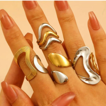 Σετ Δαχτυλιδιών Κυματιστού Σχεδιασμού (4τμχ) – Μοντέρνα Κομψότητα σε Χρυσό & Ασημί
