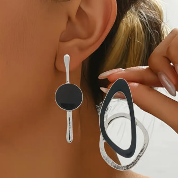 Ατσάλινα Γεωμετρικά Σκουλαρίκια σε Ασημί Χρώμα με Μαύρες Λεπτομέρειες