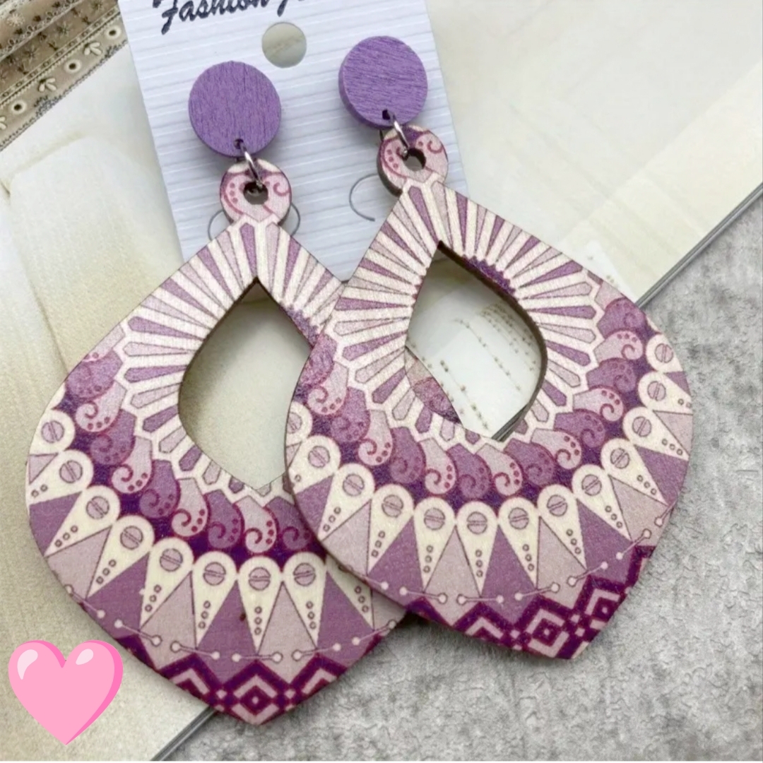 Ξύλινα Κρεμαστά Σκουλαρίκια Boho με Μωβ Μοτίβα - Image 2