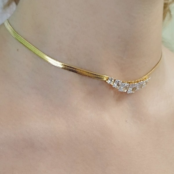 Ατσάλινο Κολιέ Φίδι με Διαμαντάκια σε Χρυσό Χρώμα - Image 2